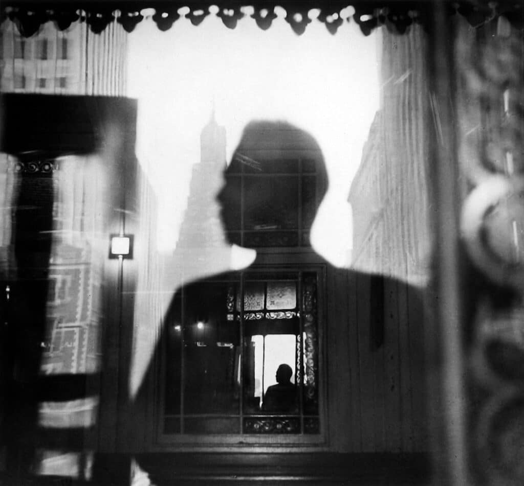 Louis Faurer, Autoportrait, 42nd Street and 3rd Avenue El Station Looking Toward Tudor City, New York, 1947. © Propriété de Louis Faurer, avec l’aimable courtoisie de la galerie Howard Greenberg et celle de la galerie les Douches, Paris