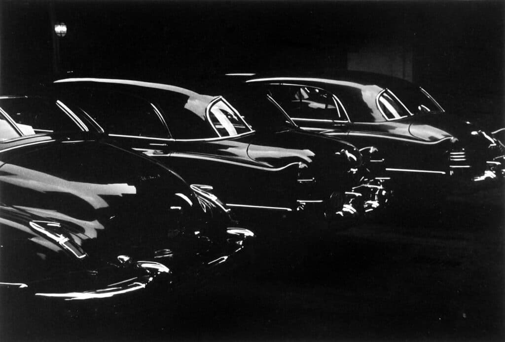Louis Faurer, Park Avenue Garage, New York, 1950. © Propriété de Louis Faurer, avec l’aimable courtoisie de la galerie Deborah Bell et celle de la galerie les Douches, Paris