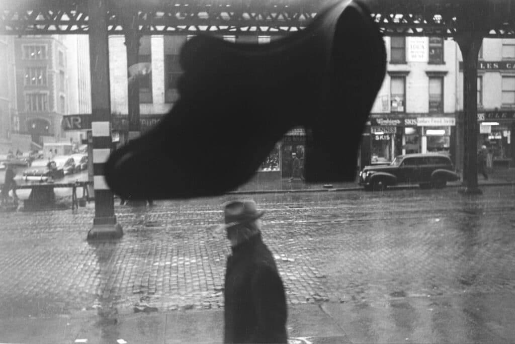 Louis Faurer, El on Third Avenue, New York CIty, 1942. © Propriété de Louis Faurer, avec l'aimable courtoisie de la galerie Deborah Bell, et celle de la galerie les Douches, Paris