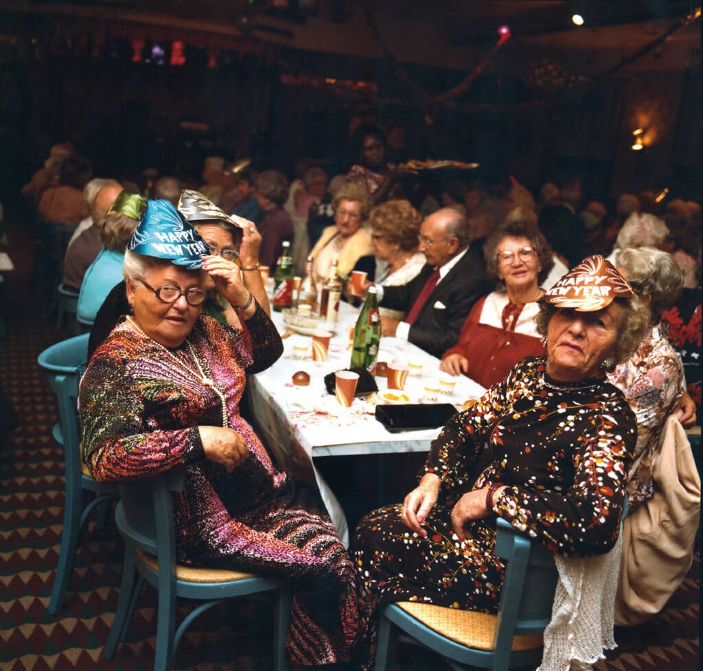 New Year’s Dinner, 1979. (Andy Sweet would visit numerous parties at the hotels on Miami Beach every year) © Andy Sweet Photo Legacy - Courtesy Atelier/Galerie Taylor, Paris