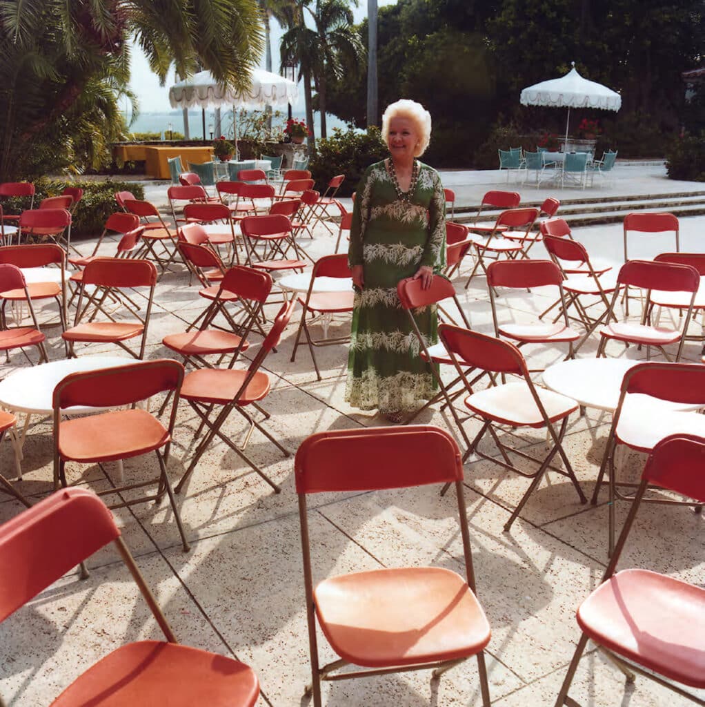 Woman with Chairs, 1980. (shot when Andy Sweet was working with Mary Ellen Mark on a photo essay about the upper class in Miami Beach) © Andy Sweet Photo Legacy - Courtesy Atelier/Galerie Taylor, Paris