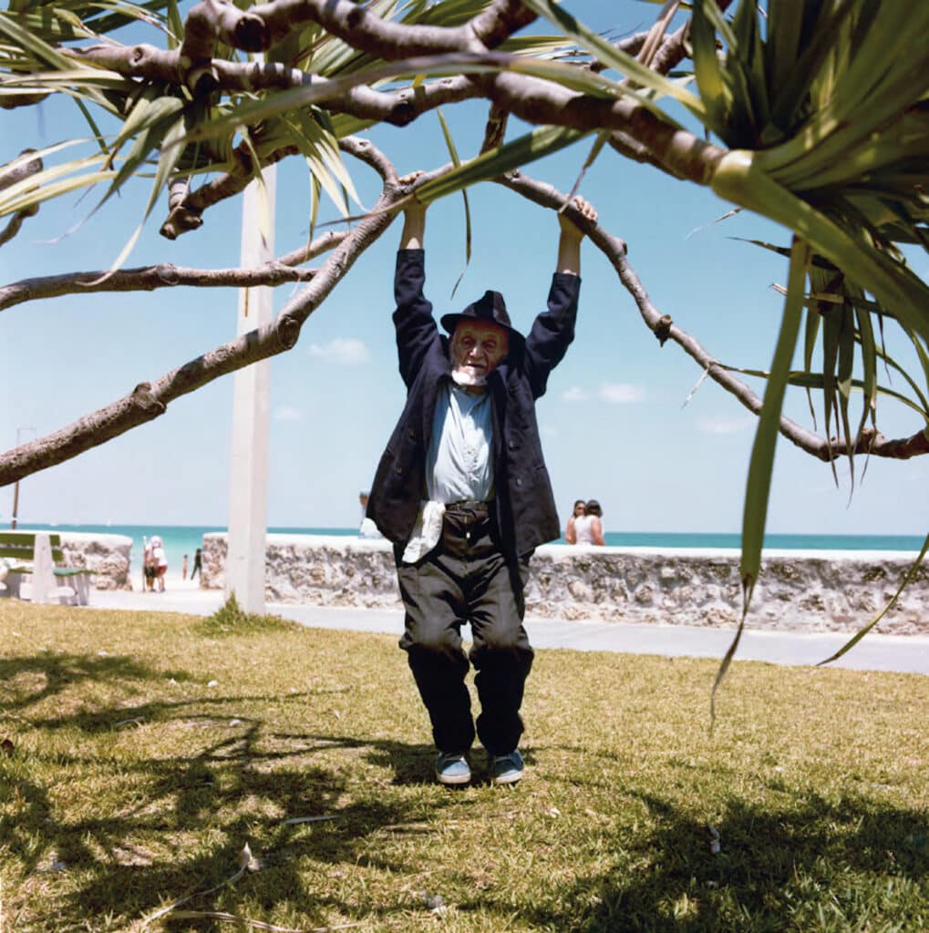 Orthodox Man Hanging from Tree, 1979. © Andy Sweet Photo Legacy - Courtesy Atelier/Galerie Taylor, Paris
