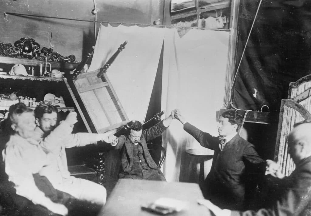 Table levitation produced by the medium Francesco Carancini in Rome, June 31, 1908. Silver print. © Leon von Erhardt Private collection