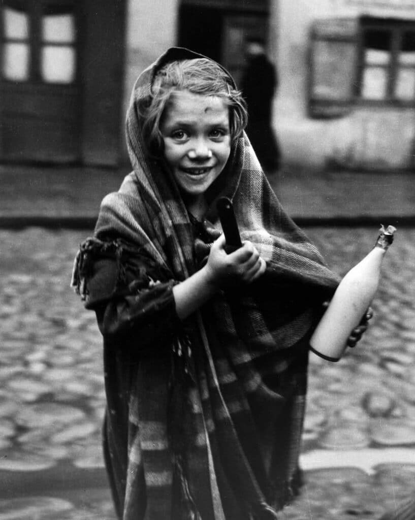 Selma was sent to the store for a pot of soup and a bottle of milk, Lodz, 1938 © Roman Vishniac