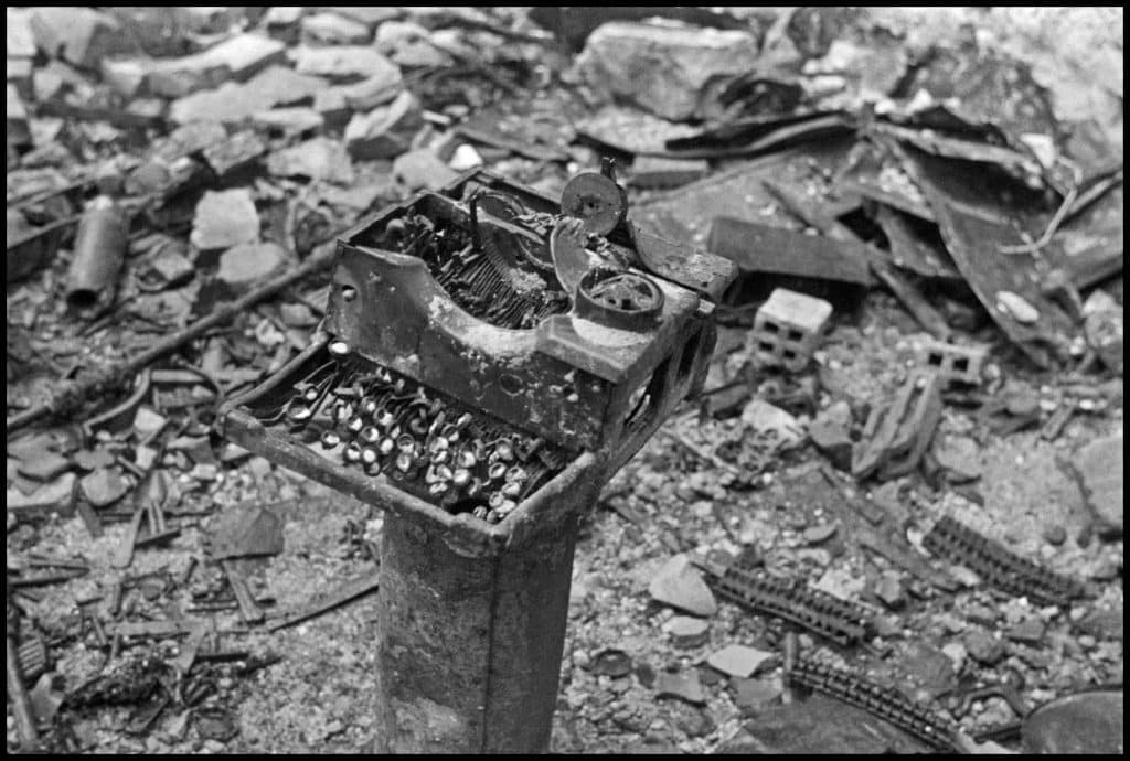 Machine à écrire détruite après un bombardement. Gijon, Asturies, Espagne, janvier 1937. ©David Seymour-Magnum Photos