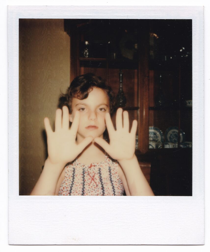 Anita, dix ans, lors d’une expérience de torsion de couverts. 5 mai 1977. Polaroid couleur. © Collection Yvonne Duplessis