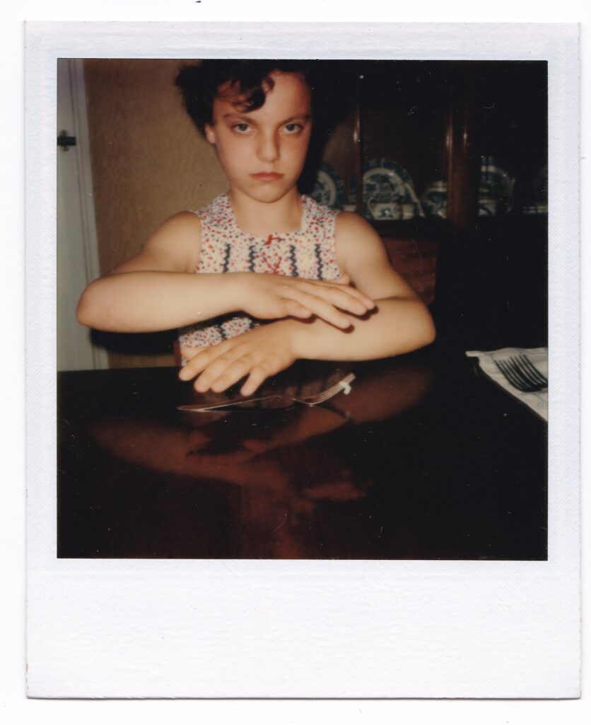 Anita, dix ans, lors d’une expérience de torsion de couverts. 5 mai 1977. Polaroid couleur. © Collection Yvonne Duplessis
