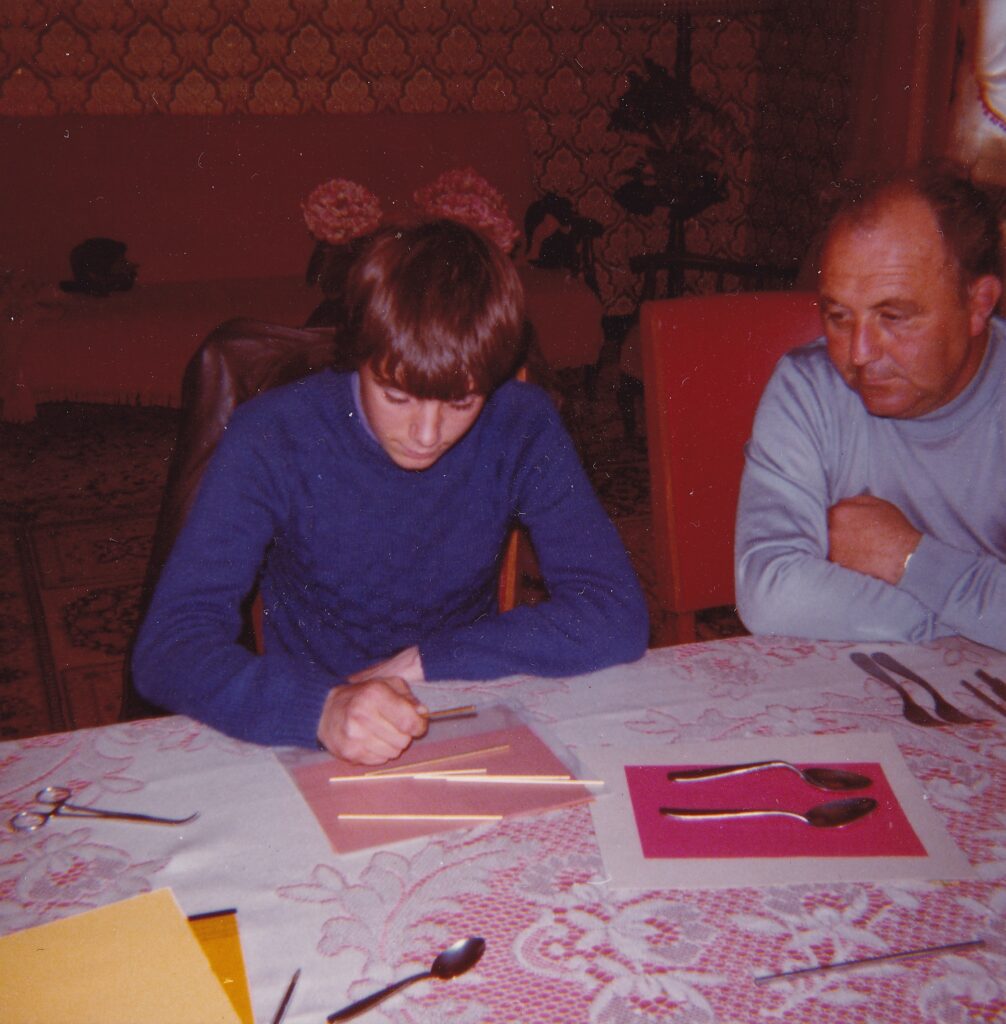 Photo paranormal d'une uxpérience de torsion d’objets organisée au domicile de Patrice. 1977. Tirages argentiques. © Collection Yvonne Duplessis