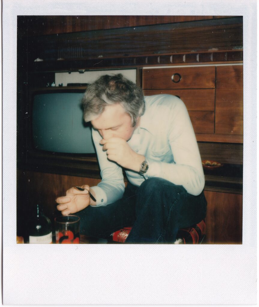 Torsion de cuillère produite par "Silvio". 12 mars 1978. Polaroid couleur. © Collection Yvonne Duplessis