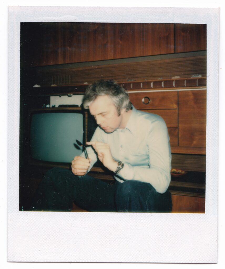 Torsion de cuillère produite par "Silvio". 12 mars 1978. Polaroid couleur. © Collection Yvonne Duplessis