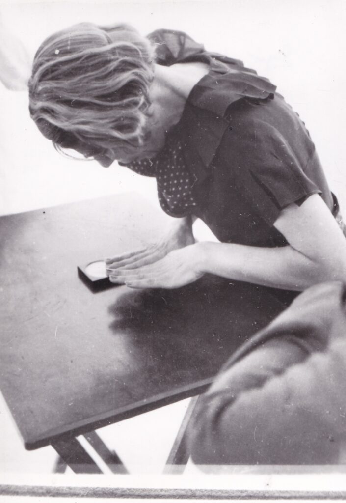 Phénomènes inexpliqués de télékinésie produits par Nina Kulagina. Vers 1970. Tirages argentiques. © Collection Yvonne Duplessis