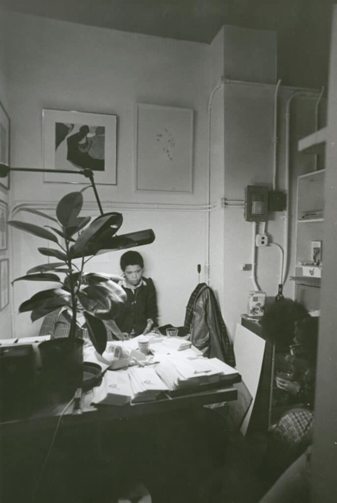 Linda Goode Bryant et Janet Olivia Henry à Just Above Midtown, Fifty-Seventh Street, décembre 1974. Photographie de Camille Billops. Avec l'aimable autorisation de la Hatch-Billops Collection, New York.
