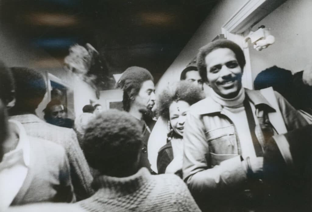 Linda Goode Bryant et Janet Olivia Henry à Just Above Midtown, Fifty-Seventh Street, décembre 1974. Photographie de Camille Billops. Avec l'aimable autorisation de la Hatch-Billops Collection, New York.