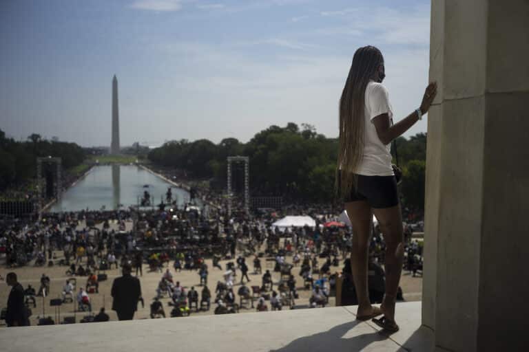 À l'occasion du 57e anniversaire de la Marche sur Washington de 1963 pour l'Emploi et la Liberté, le révérend Al Sharpton et le National Action Network ont organisé la Commitment March : Get Your Knee off Our Necks (« La marche de l’engagement : retirez votre genou de nos cous "), à la fois pour commémorer le mouvement des droits civiques et pour protester contre la violence policière dans le cadre des manifestations actuelles du mouvement Black Lives Matter. Washington DC, États-Unis, le 28 août 2020. © Alan Chin