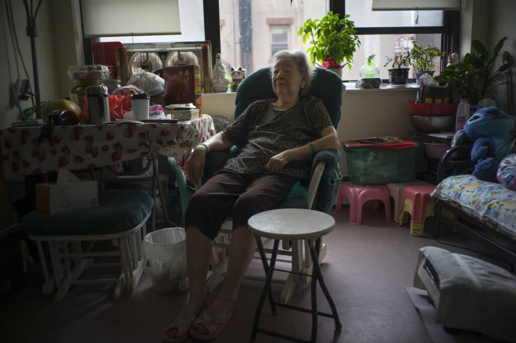 Mme Chin, âgée de 85 ans, est arrivée en Amérique en 1976, de la ville de Doushan (斗山), à seulement 12 miles des villes natales de mes parents, Samhop (三合) et Ngaugam (那金). Elle aussi était ouvrière dans l'industrie du vêtement avant d'emménager dans le bâtiment pour personnes âgées de Chung Pak. Elle a déclaré : " J'ai encore peur de me déplacer. Je ne suis sortie que deux fois, pour voir des médecins : l'ophtalmologue en août et pour me faire vacciner contre la grippe en septembre." Chinatown New York, États-Unis, le 1er octobre 2020. © Alan Chin