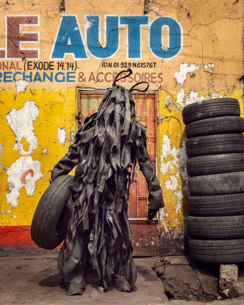 Junior Longa Longa Mosengo, dit "Savant Noir", L'homme pneu, quartier de Matonge Kimpwanza à Kinshasa, 2020. © Stéphan Gladieu
