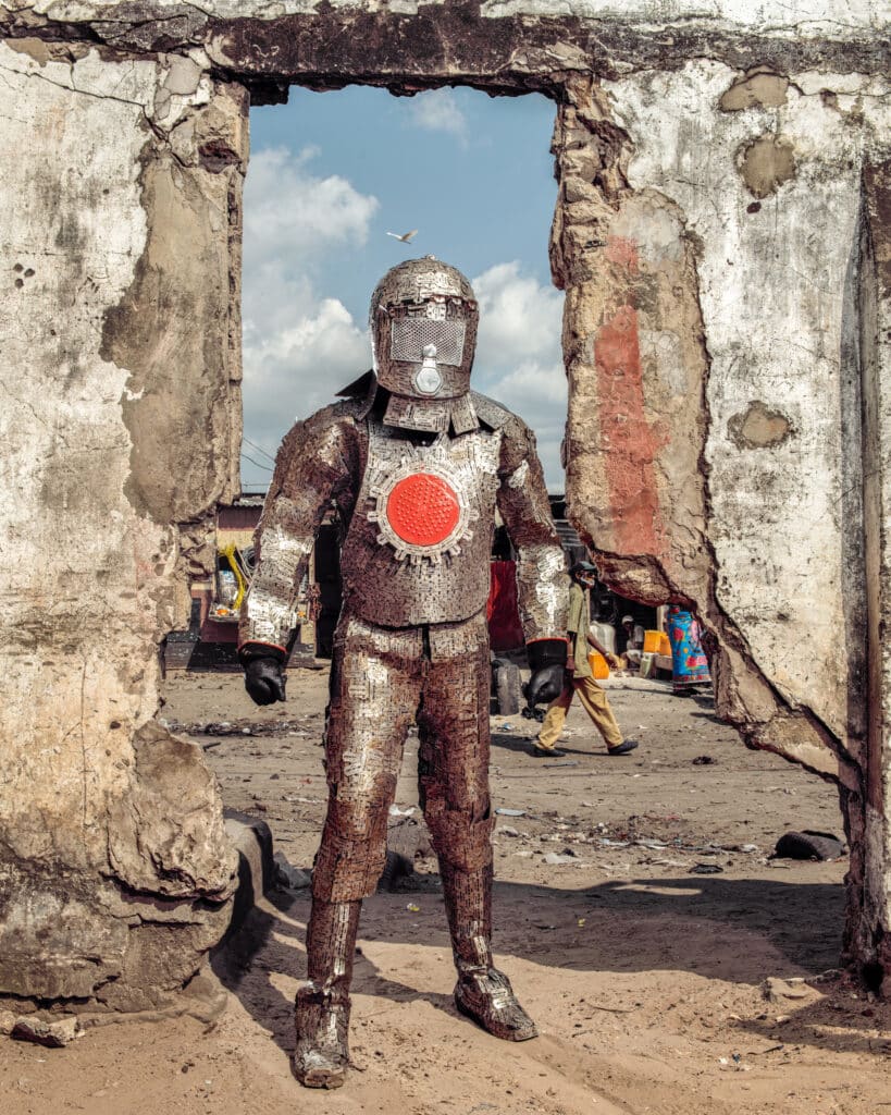 Bowandundu Musafiri Master, dit "Chaka", L'homme rasoir, quartier de Selembao à Kinshasa, 2020. © Stéphan Gladieu