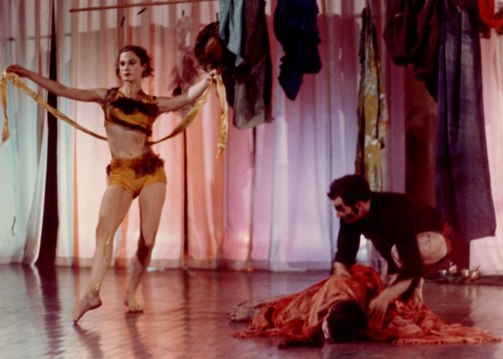 Chromelodeon (4th Concretion), 23 and 25 June 1963 Judson Dance Theater, Judson Memorial Church, New York Photograph by Al Giese Courtesy of the Carolee Schneemann Foundation and Galerie Lelong & Co., Hales Gallery, and P.P.O.W, New York and © Carolee Schneemann Foundation / ARS, New York and DACS, London 2022 Photograph © Al Giese / ARS, NY and DACS, London 2022