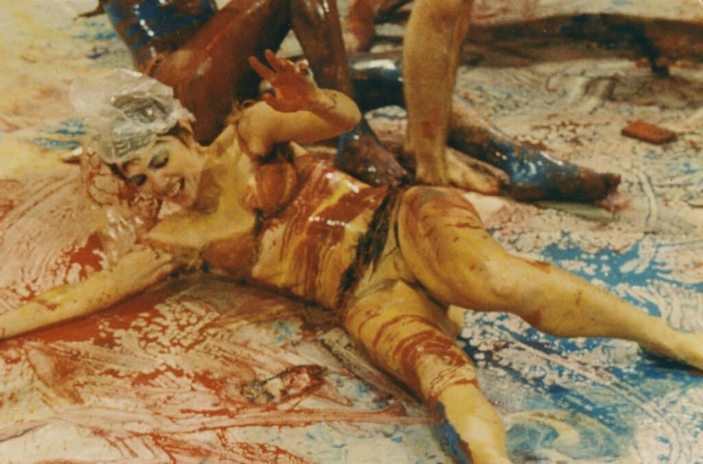 Meat Joy, 16-18 novembre 1964 Judson Dance Theater, Judson Memorial Church, New York Photographie de Robert McElroy Avec l'aimable autorisation de la Carolee Schneemann Foundation et Galerie Lelong & Co., Hales Galerie, et P.P.O.W, New York et © Carolee Schneemann Foundation / ARS, New York et DACS, Londres 2022 Photographie © 2022 Succession de Robert R. McElroy / Licence VAGA à l'Artists Rights Society (ARS)