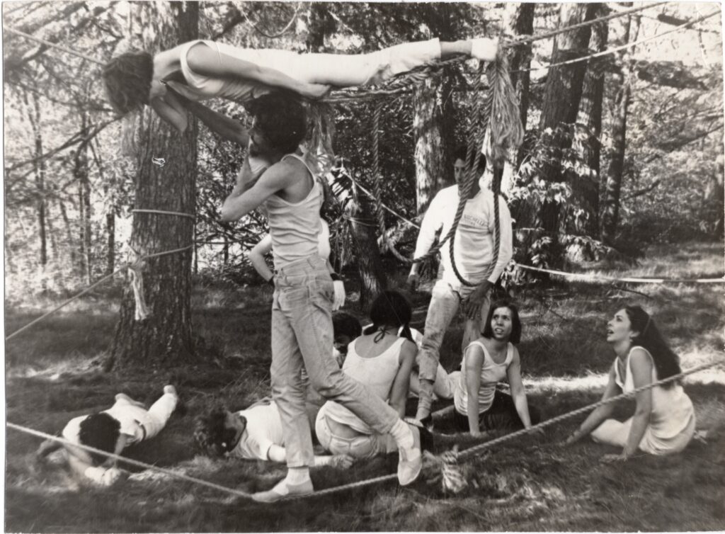 Feu d'eau/aiguille d'eau, 29 mai 1966 Domaine Havemeyer, Mahwah, NJ Photographie de Charlotte Victoria Avec l'aimable autorisation de la Carolee Schneemann Fondation et Galerie Lelong & Co., Hales Galerie, et P.P.O.W, New York et © Carolee Schneemann Foundation / ARS, New York et DACS, Londres 2022