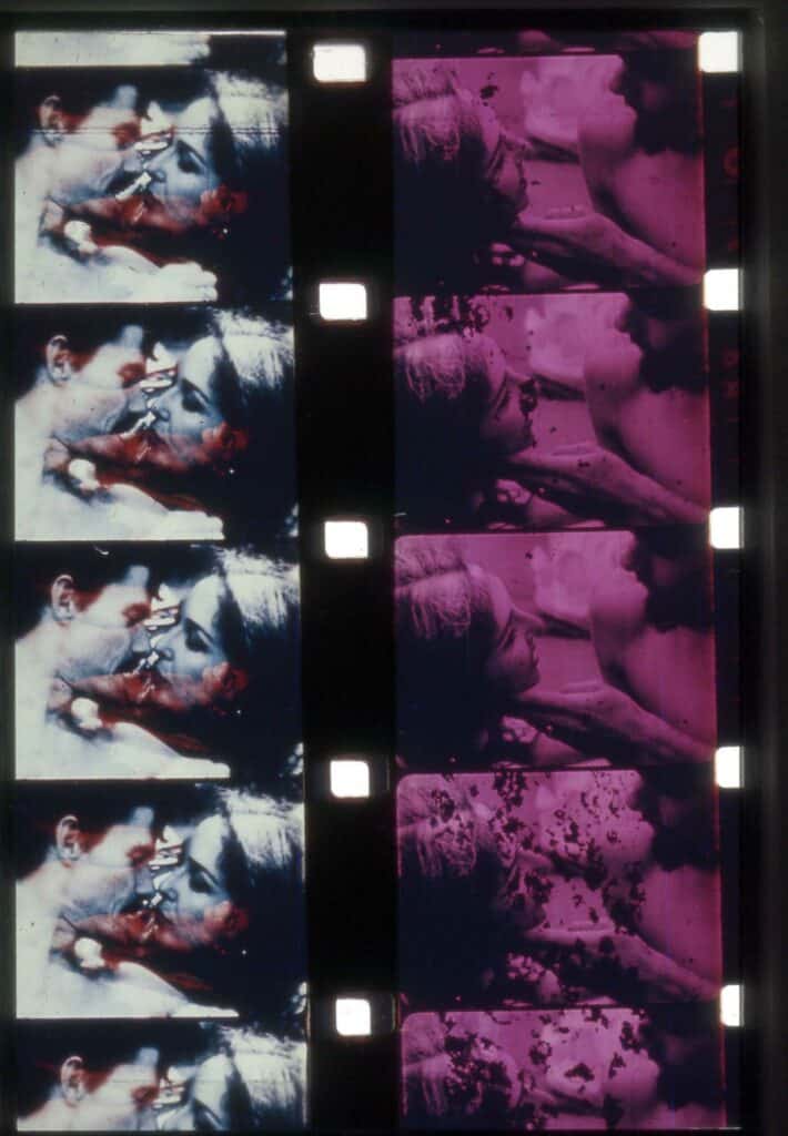 Deux bandes de film de Fuses, 1964-67 Film 16 mm transféré en vidéo HD, couleur, muet, 29:51 min. Film original brûlé au feu et à l'acide, peint et collé. et collé Courtesy Electronic Arts Intermix (EAI), New York Avec l'aimable autorisation de la Carolee Schneemann Fondation et Galerie Lelong & Co., Hales Gallery, et P.P.O.W, New York et © Carolee Schneemann Foundation / ARS, New York et DACS, Londres 2022