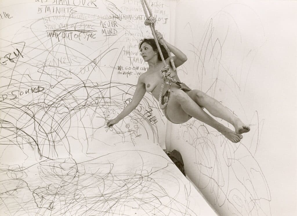 Up to and Including Her Limits, 10 juin 1976. Studiogalerie, Berlin Photographie de Henrik Gaard. Documents de Carolee Schneemann, Getty Research Institute, Los Angeles (950001). © Fondation Carolee Schneemann / ARS, New York et DACS, Londres York et DACS, Londres 2022