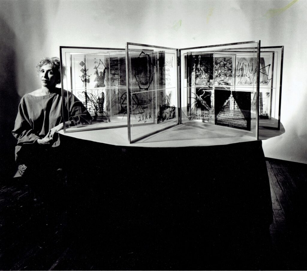 Carolee Schneemann avec Venus Vectors, 1987 Photographie de Victoria Vesna Avec l'aimable autorisation de la Fondation Carolee Schneemann et de la Galerie Lelong & Co, de la Hales Gallery et de P.P.O.W, New York © Fondation Carolee Schneemann / ARS, New York et DACS, Londres 2022