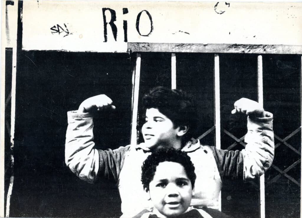 Raymond et Manny Acosta devant l'ABC No Rio. Photo par Bobby G