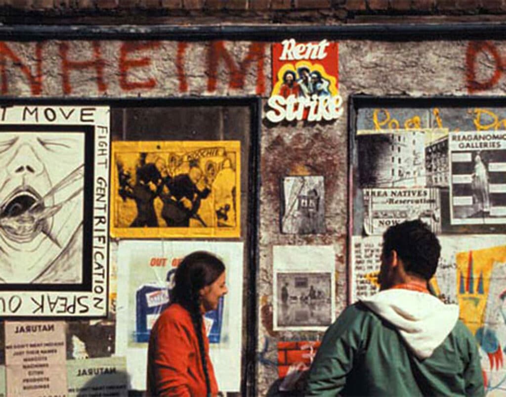 Une vue de l'installation extérieure "Guggenheim Downtown" de Not For Sale à l'angle de la 10e rue et de l'avenue A, 1983. Photographe inconnu