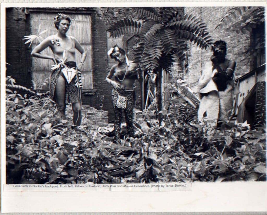 Le tournage de Cave Girls dans le jardin de No Rio. De gauche à droite, Becky Howland, Judy Ross, Kiki Smith et Marnie Greenholz, vers 1981. Photo par Teri Slotkin.