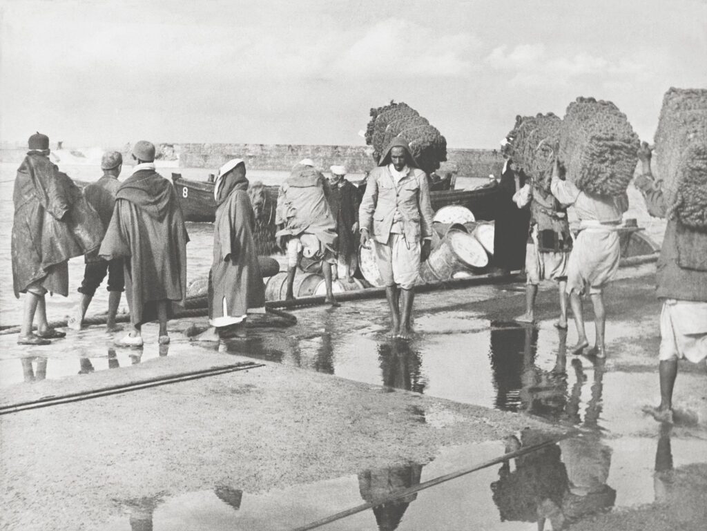 Eli Lotar, Mazagan. Loading and transporting hemp, ca. 1933© Centre Pompidou, MNAMCCI PhilippeMigeat