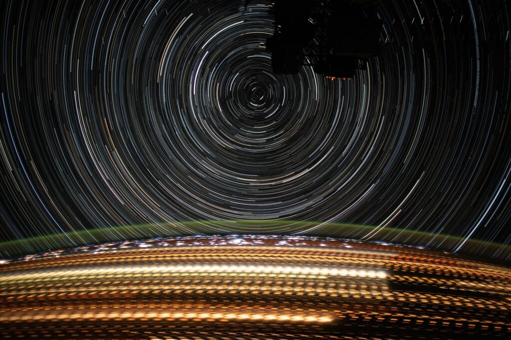 Étoiles et lumières des villes d'Europe - Timelapses nocturnes, poses longues et empilements © La Terre entre nos mains, Flammarion / ESA/NASA Thomas Pesquet