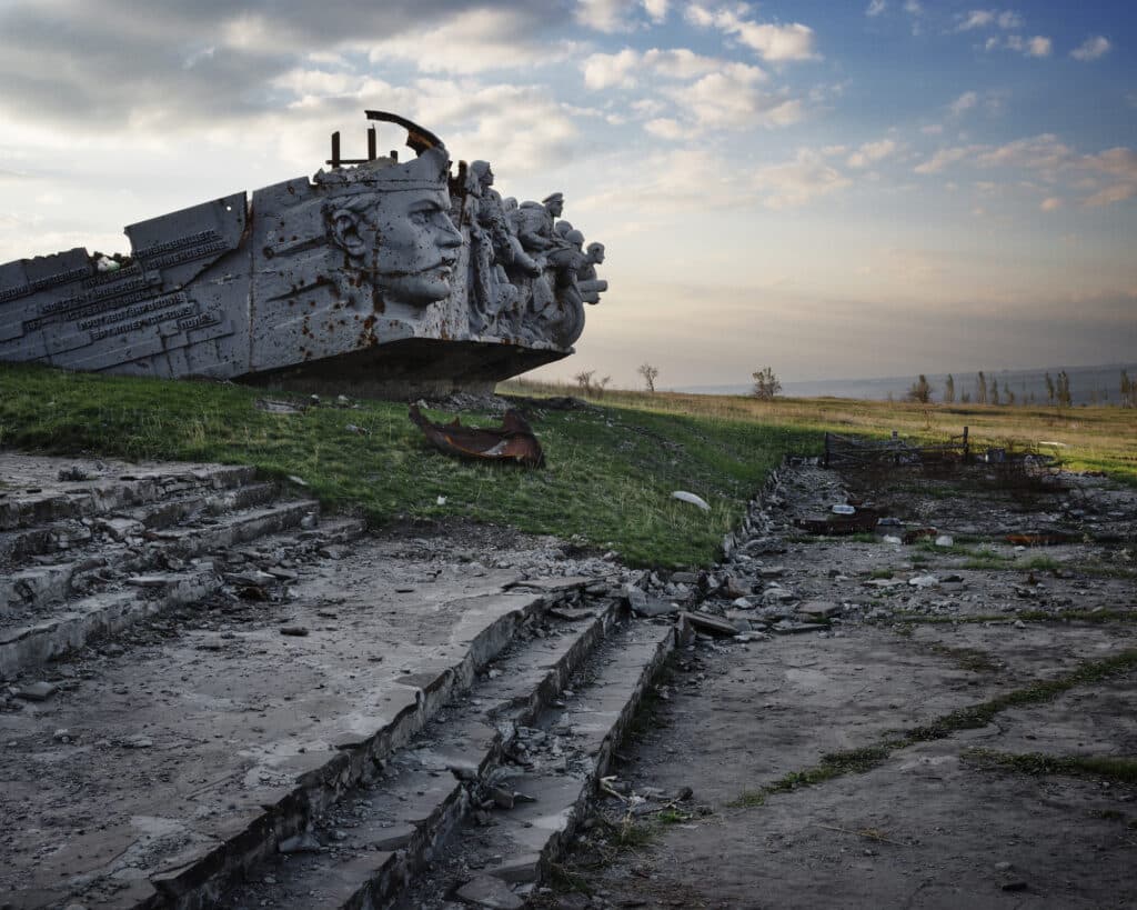 Ukraine, Savur-Mohyla, 05 October 2014 The memorial in honor of soldiers who died in battle in World War II defending the position on the heights at Savur-Mohyla. After weeks of heavy shelling by both Ukrainian and pro-Russian forces, the obelisk on the memorial collapsed. © Guillaume Herbaut / Agence VU