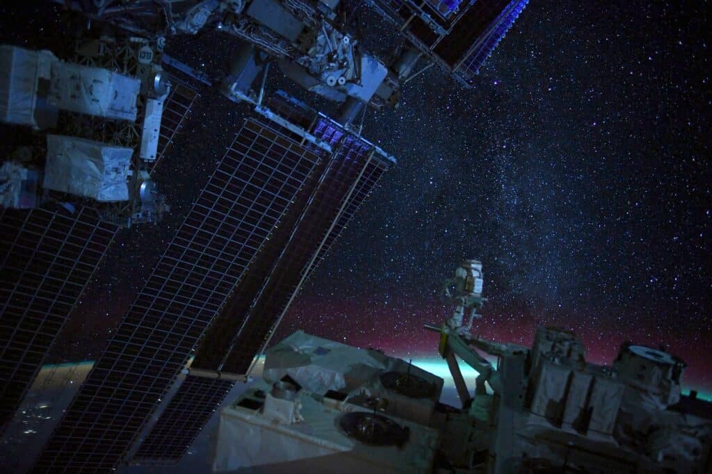 ISS et Aurore © La Terre entre nos mains, Flammarion / ESA/NASA Thomas Pesquet