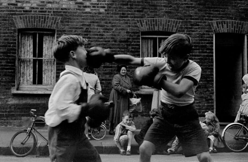 Boxing match between children, Lambeth cockney district, London England. Modern silver print. @ Frank Horvat, Boulogne Billancourt