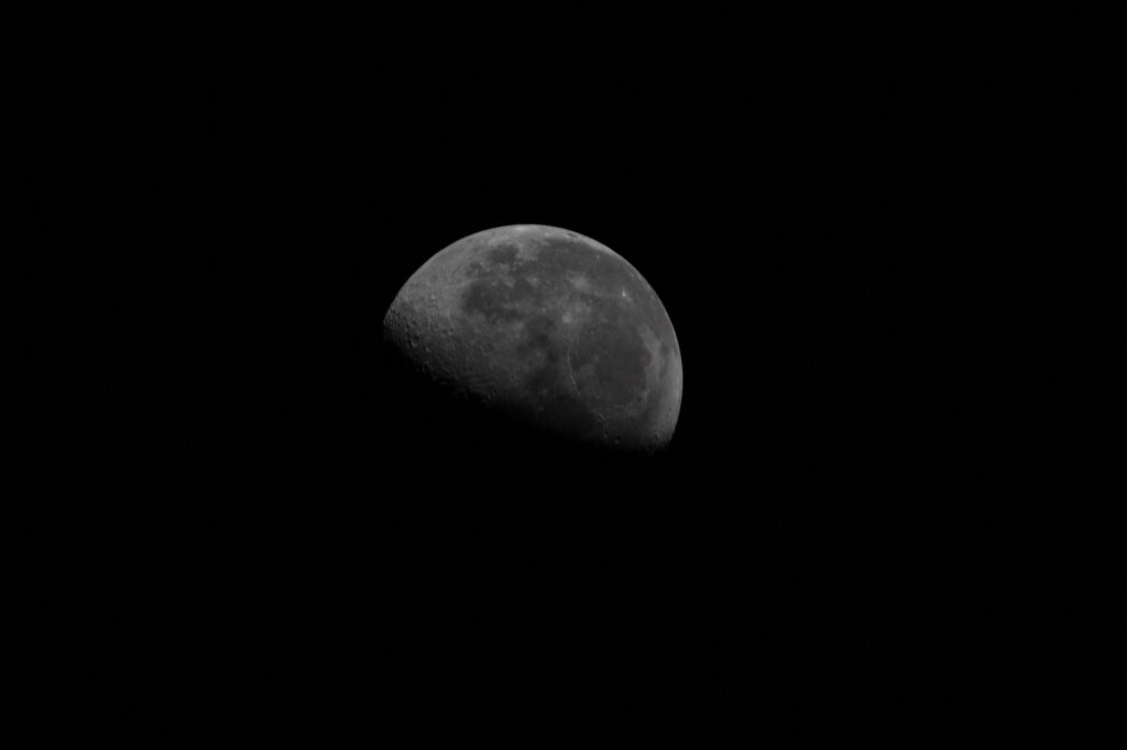 Lune © La Terre entre nos mains, Flammarion / ESA/NASA Thomas Pesquet