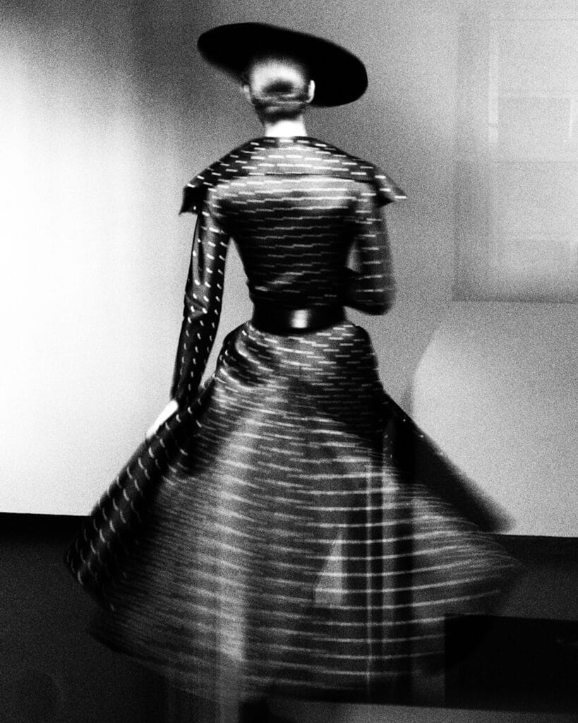 John Galliano pour Christian Dior. Tailleur, printemps-été 1999. © Sarah Moon