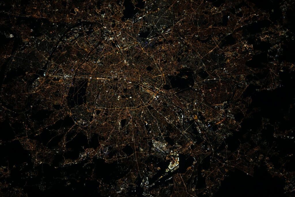 Paris vue de nuit, France © La Terre entre nos mains, Flammarion / ESA/NASA Thomas Pesquet
