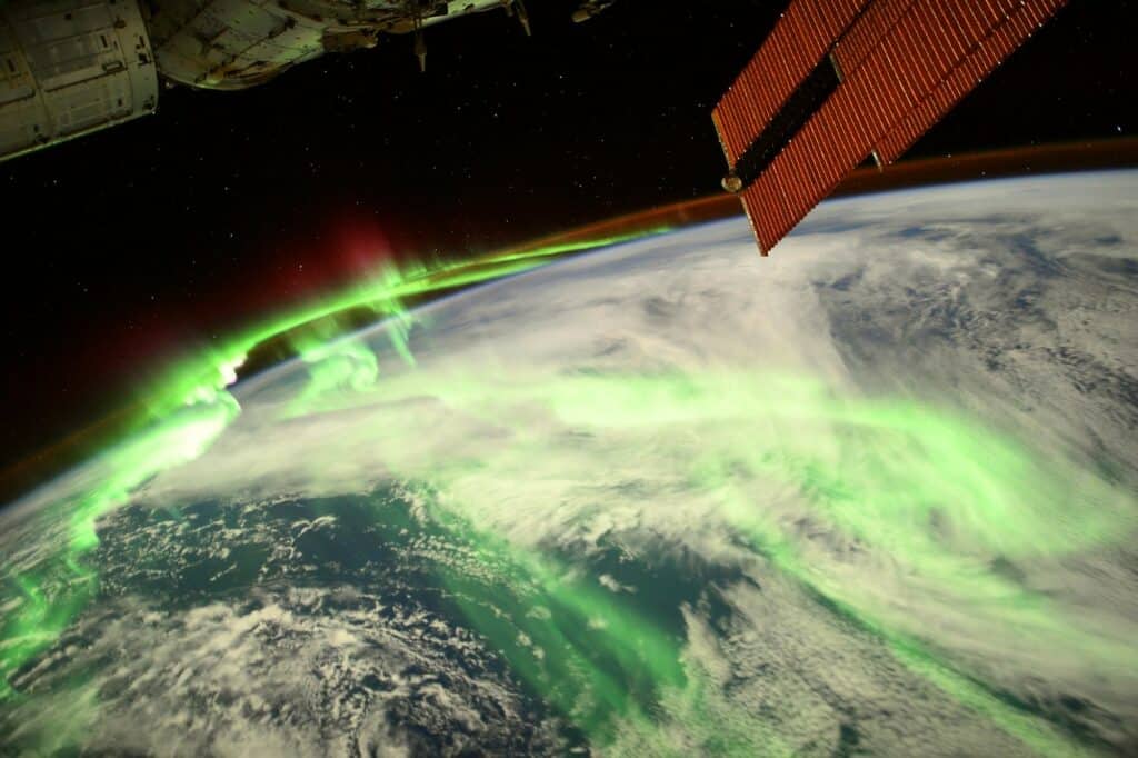 Southern lights under the International Space Station © La Terre entre nos mains, Flammarion / ESA/NASA Thomas Pesquet