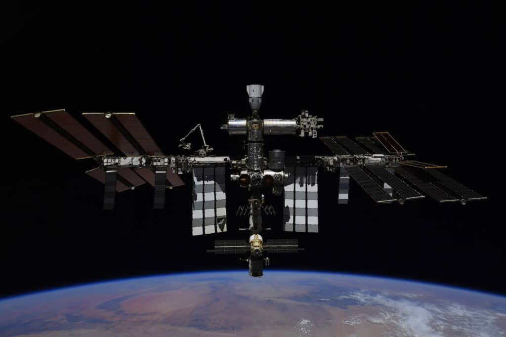 International Space Station © La Terre entre nos mains, Flammarion / ESA/NASA Thomas Pesquet