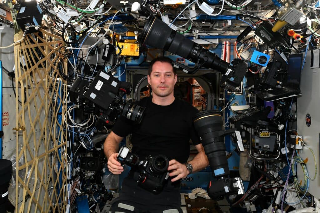 Thomas Pesquet et son matériel photographique © La Terre entre nos mains, Flammarion / ESA/NASA Thomas Pesquet