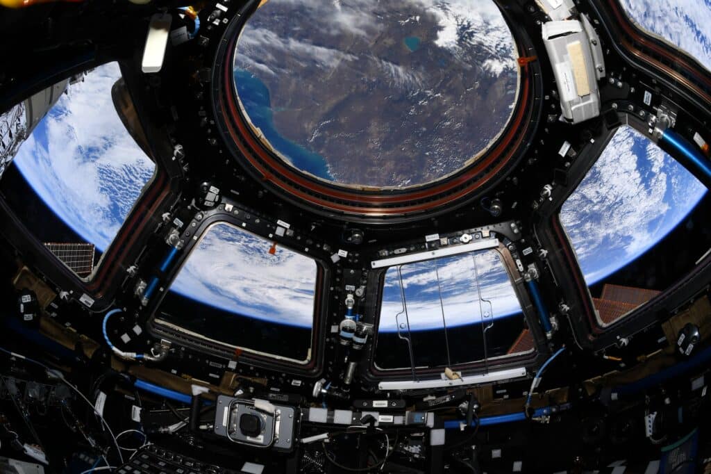 Vue de la Cupola © La Terre entre nos mains, Flammarion / ESA/NASA Thomas Pesquet
