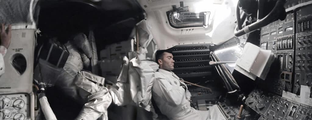 L'équipage Apollo 13 fait la sieste. 15–16 avril 1970, 21 images 16 mm, empilées, retraitées et assemblées © Stephen Slater, Réf NASA: APOLLO 13 MAG 1142. Lovell : « Vous savez, nous avons passé un sacré bout de temps sans dormir. » Le commandant Lovell (la main à gauche) veille sur son vaisseau et son équipage qui tente de se reposer dans le froid et l’obscurité du module lunaire. Haise a les bras croisés tandis que Swigert est recroquevillé sur le couvercle du moteur ascensionnel dans la zone de stockage, avec au-dessus de lui le tunnel menant au module de commande. © NASA, Andy Saunders - Source numérique : S Slater