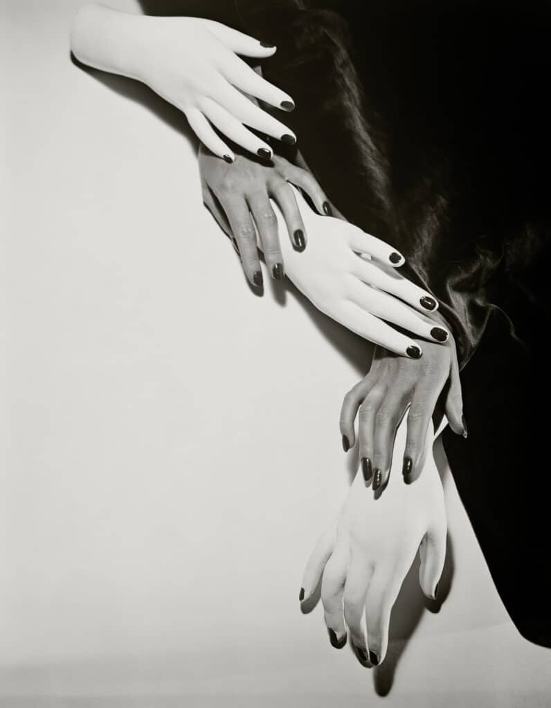Hands, Hands, Hands, 1941. Impression pigmentaire en noir et blanc. Impression ultérieure par la succession Horst P. Horst. © Avec l'aimable autorisation de la succession Horst P. Horst et de la galerie The Art Design Project