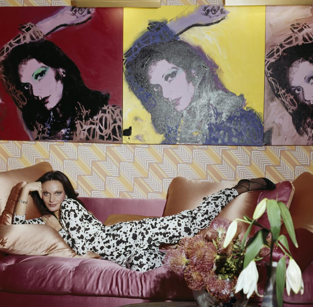 Diane Von Fürstenberg à la maison, New York, États-Unis 1972. Impression pigmentaire en couleur. Imprimé ultérieurement par la succession Horst P. Horst. © Avec l'aimable autorisation de la succession Horst P. Horst et de la galerie The Art Design Project