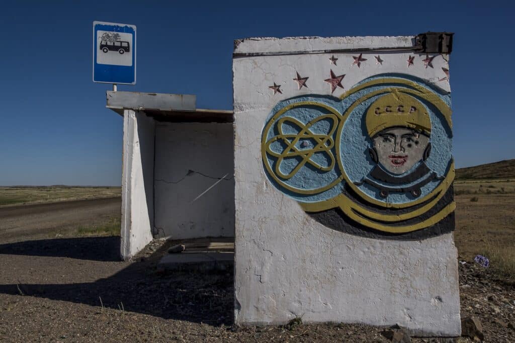 A bus stop in the vicinity of Kayrakty, a former mining ghost town. © Frédéric Noy