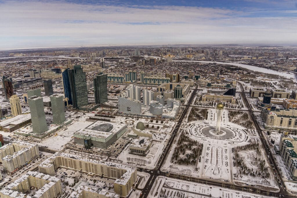 Nur-Sultan, capitale du Kazakhstan au coeur de la steppe kazakh. Fondée en 1830 sous le nom d'Akmola, peu après russifié en Akmolinsk en 1832, puis Tselinograd (cité des terres vierges en russe) en 1961 puis de nouveau Akmola en 1992. En 1997, le gouvernement décide de déplacer la capitale d'Almaty à Akmola. Le 6 mai 1998, un décret présidentiel renomme la capitale Astana. Le 20 mars 2019, Astana est renommé Nur- Sultan en l'honneur du Premier President Noursoultan NAZARBAYEV, au pouvoir pendant plus de 28 ans et retraité, en faux-semblant. Ce fut la première décision de son successeur, Kassym-Jomart Tokaïev