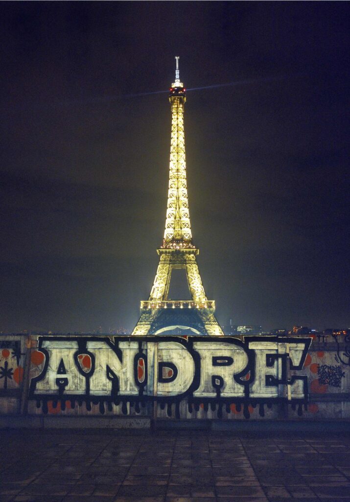 Graffiti d'André Saraiva devant la tour Eiffel