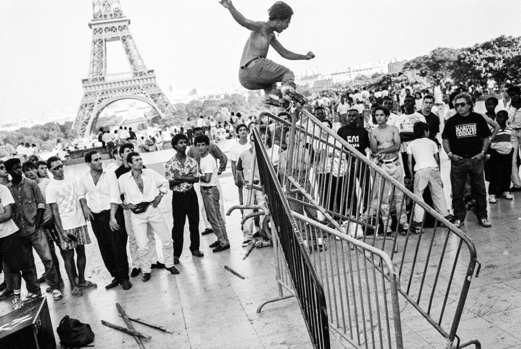Skaters à la Tour Eiffel, Paris, 1990 © Arthur Elgort