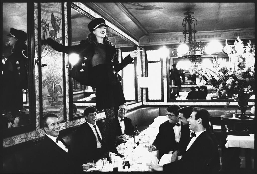 Kate Moss au Café Lipp, Paris, Vogue Italia © Arthur Elgort